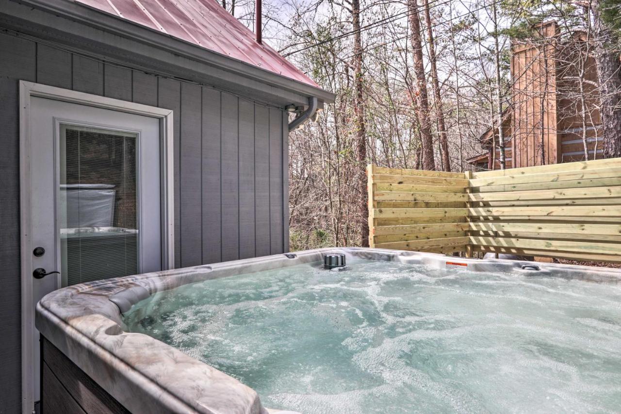 With Hot Tub, 12 Mi To Dollywood! Hébergement de vacances